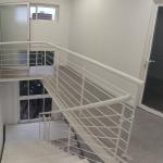 Escalera y acceso a oficinas
